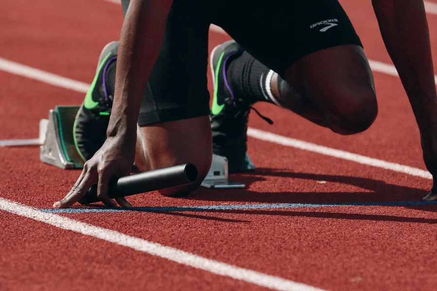 田径跑道上准备起跑的运动员